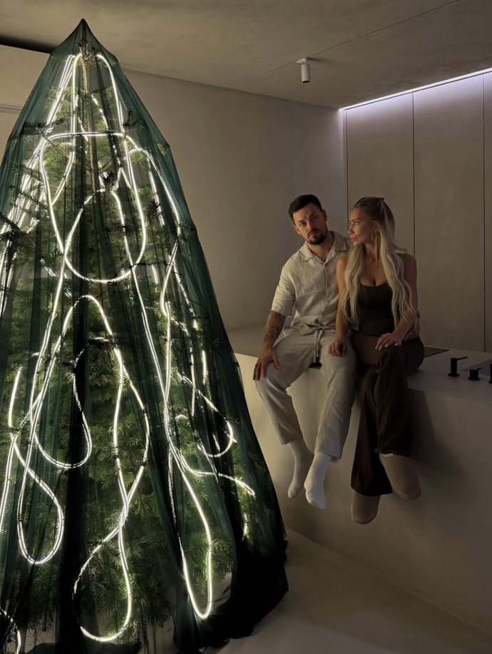 Erika Eliášová ukázala vánoční stromek. 