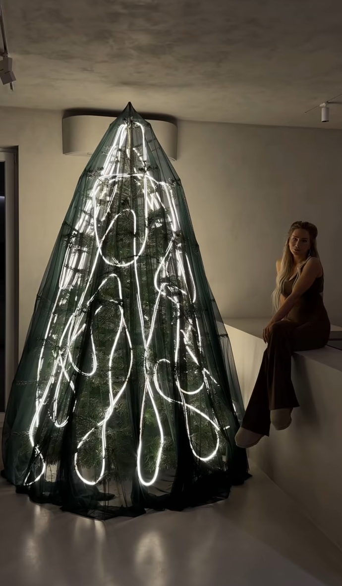 Erika Eliášová ukázala vánoční stromek. 