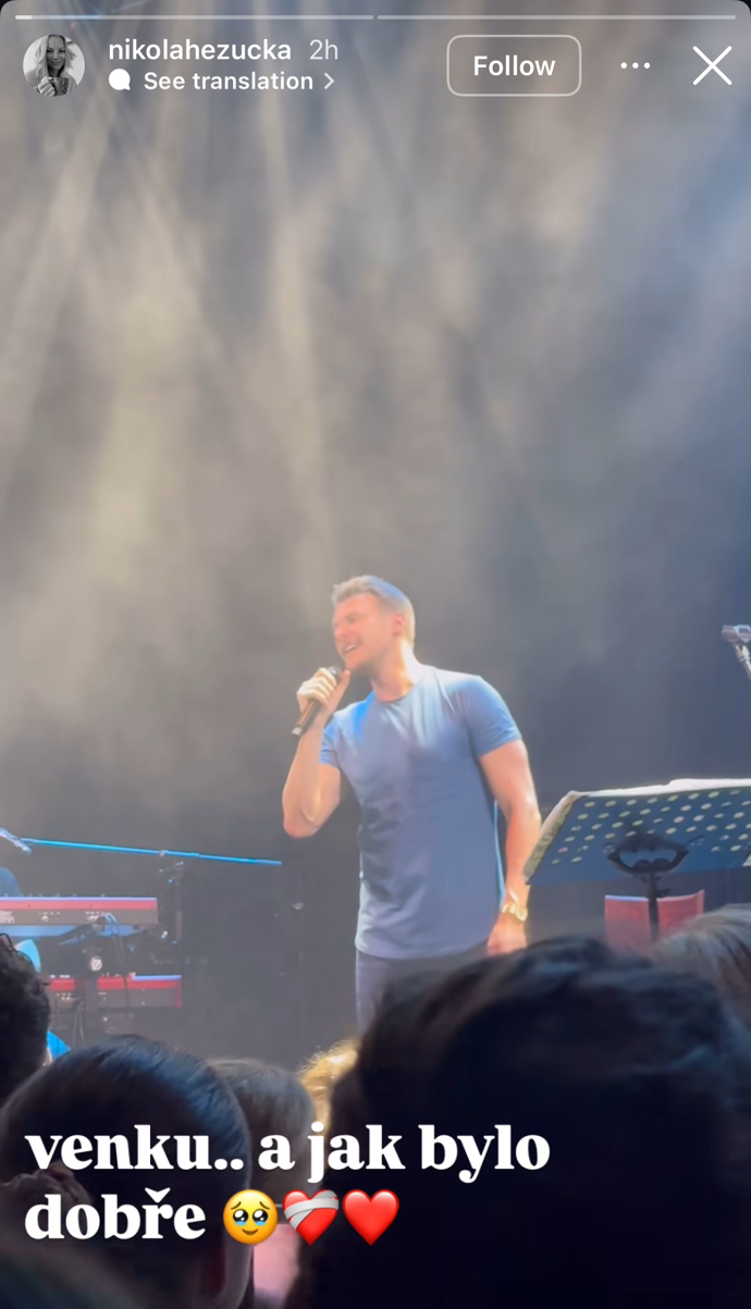 Nikola Hezucká se zúčastnila koncertu Vojty Dyka. Vystoupil na něm i Leoš Mareš. 