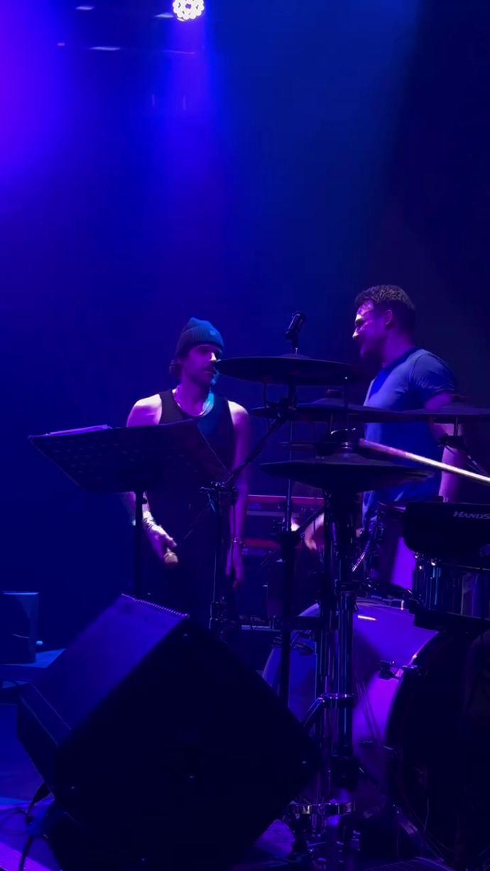 Nikola Hezucká se zúčastnila koncertu Vojty Dyka. Vystoupil na něm i Leoš Mareš. 