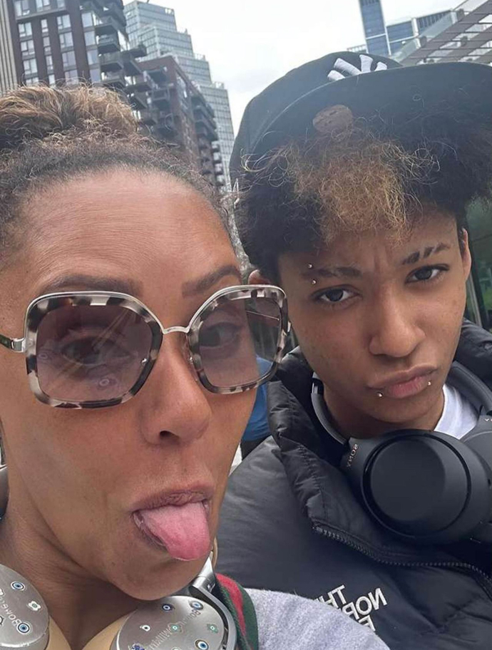 Trans potomek Eddieho s jeho matkou.