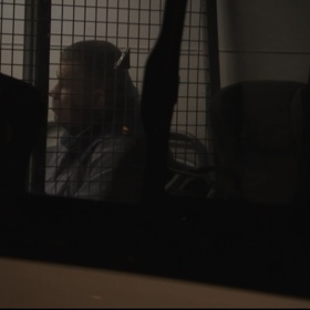 Karlos Vémola ve vězeňské dodávce. 