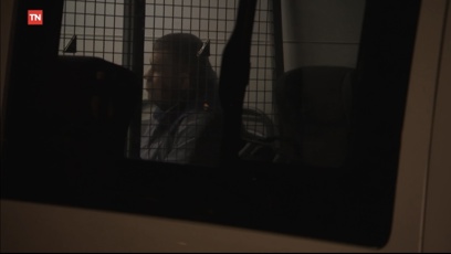 FOTO: Karlos Vémola ve vězeňské dodávce.