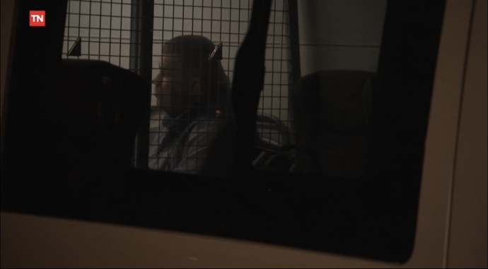 Karlos Vémola ve vězeňské dodávce. 