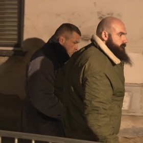 Karlos Vémola před stomatologickou klinikou VFN. 