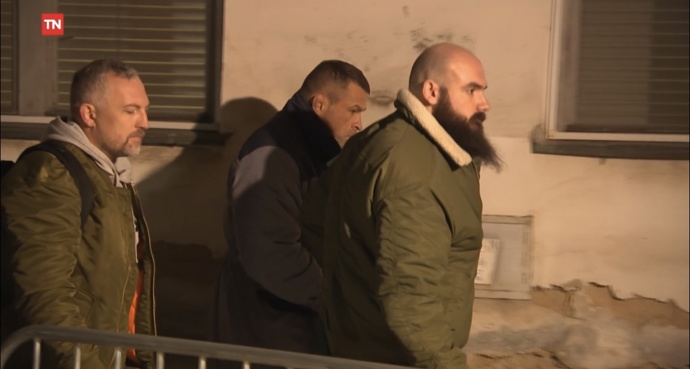 Karlos Vémola před stomatologickou klinikou VFN. 