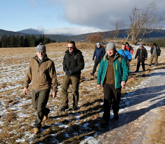 Petr Pavel navštívil Krkonoše a nasadil si zmijovku. 