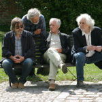 Zdeněk Rytíř (vlevo), po jeho levé ruce sedí Pavel Bobek a na okraji lavičky Petr Hapka. Zdeněk Rytíř si zahrál i v několika filmech a pohádkách, následující snímky jsou z inscenace Brakýři z roku 1983.