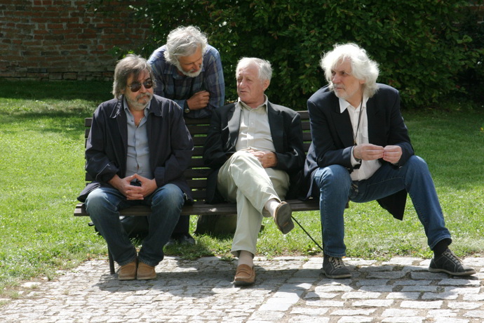 Zdeněk Rytíř (vlevo), po jeho levé ruce sedí Pavel Bobek a na okraji lavičky Petr Hapka. Zdeněk Rytíř si zahrál i v několika filmech a pohádkách, následující snímky jsou z inscenace Brakýři z roku 1983.