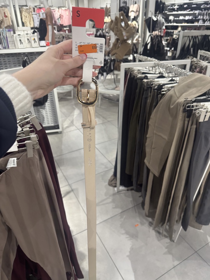 Žádný outfit není kompletní bez doplňků. Módní redaktorce padl do oka tento béžový pásek, rovněž v Sinsay, a to za 69 Kč.