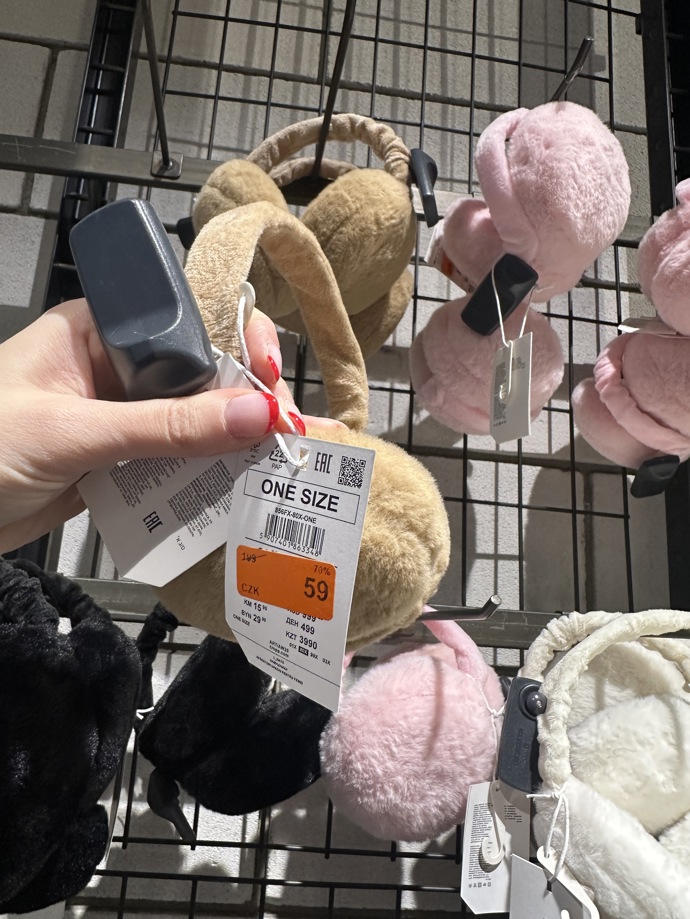 Módní readaktorka Lifee svůj outfit doladila i klapkami na uši, které aktuálně zažívají boom. V Cropp aktuálně stojí 59 Kč.