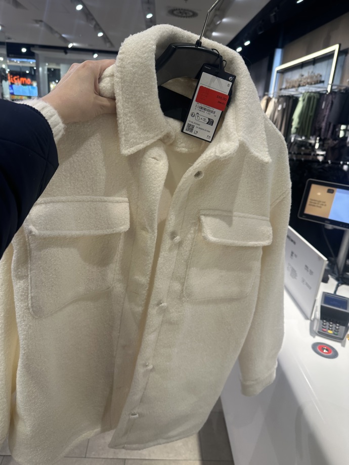 Základem ja shacket, hřejivá bundokošile v neutrálním a snadno kombinovatelném krémovém odstínu, který zapadá i do palety barvy roku 2026. V C&A nás vyšel na 598 Kč.
