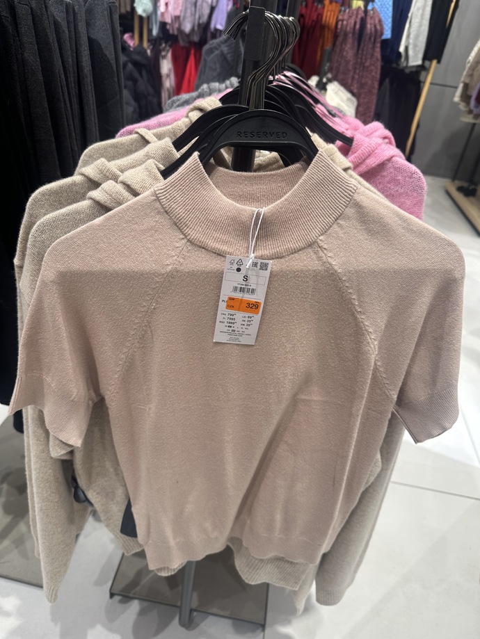 Krémová krásně ladila se svetříkem s rolákem a krátkým rukávem, který je hitem sezony. V Reserved ho koupíte za 329 Kč.