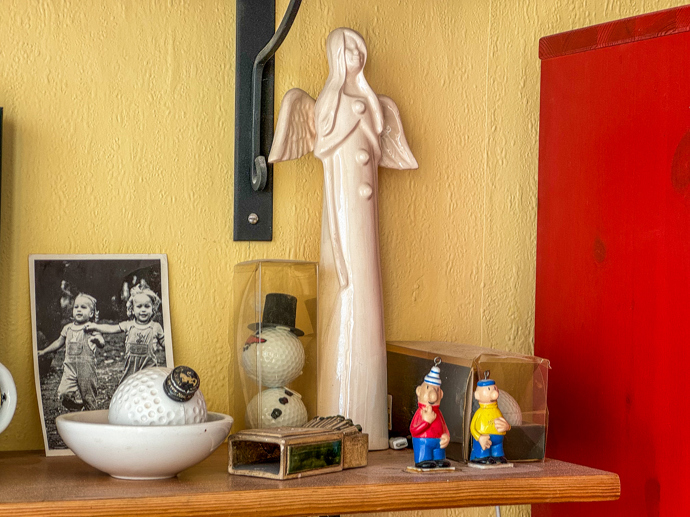 Anděl shlíží zvysoka na postavičky Jů a Hele.