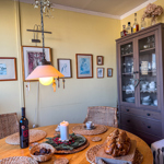 V bytě Petra Rezka nemůže chybět skleník s památečním porcelánem