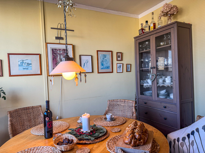 V bytě Petra Rezka nemůže chybět skleník s památečním porcelánem