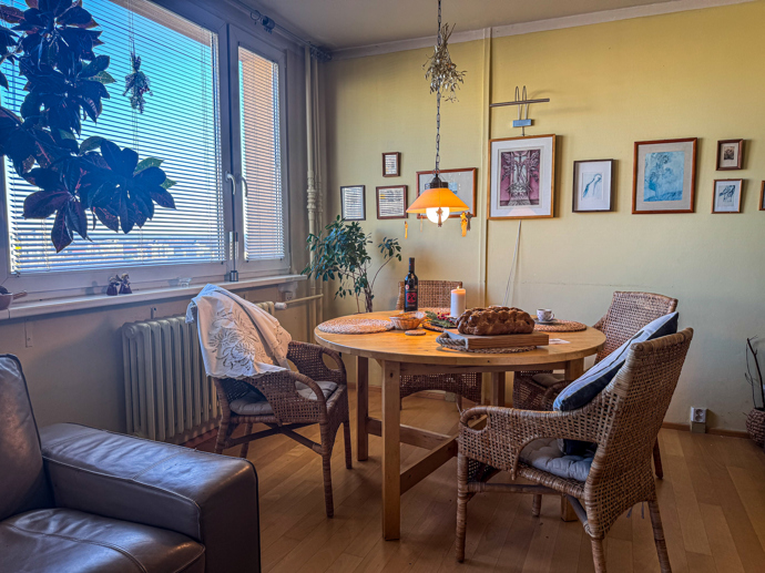 Jídelní kout přímo láká k posezení.