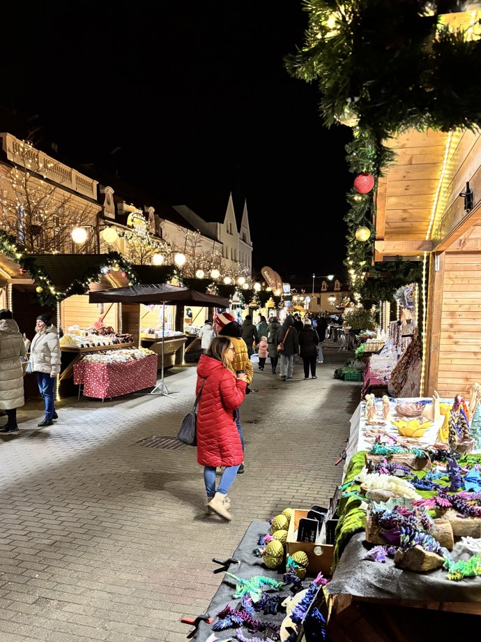 Najdete zde spoustu stánků s tradičním rukodělným zbožím.
