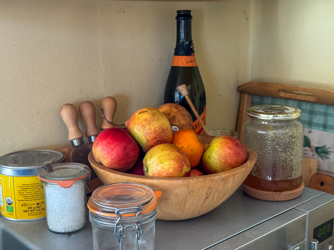 Jablíčka čekají na zakrojení o Štědrém dnu.