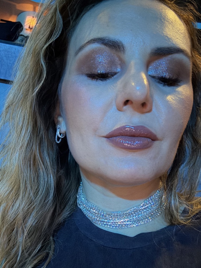 Takhle krásně se stíny třpytí na očích. Stín používám jak samostatně, tak jako na snímku i přes jakýkoliv jiný matný stín. Na rtech mám konturku i rtěnku Fenty Beauty. 