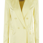Podobné saténové sako v máslově žlutém odstínu prodává značka Ermanno Firenze v hodnotě 12990 Kč.