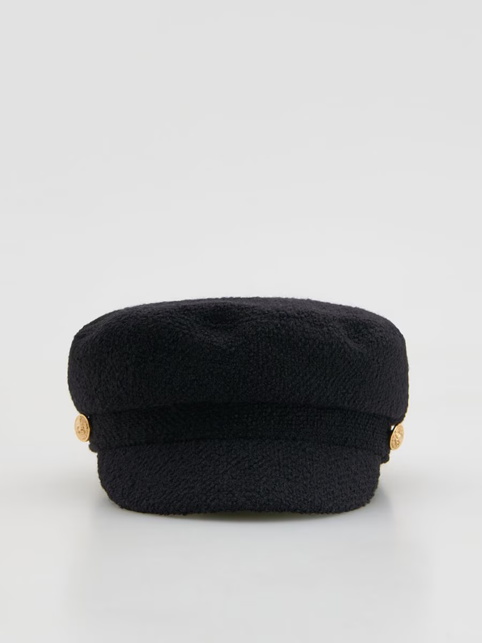 Čepice s kšiltem je dalším detailem, který outfitu dodá úplně jinou módní dynamiku. Tento kousek s příměsí vlny seženete u  Reserved za 459 Kč.