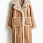 Základem stylového zimního outfitu je kabát s kožíškem. Tento model prodává H&M za 2399 Kč