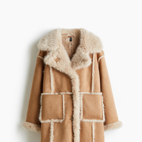 Základem stylového zimního outfitu je kabát s kožíškem. Tento model prodává H&M za 2399 Kč