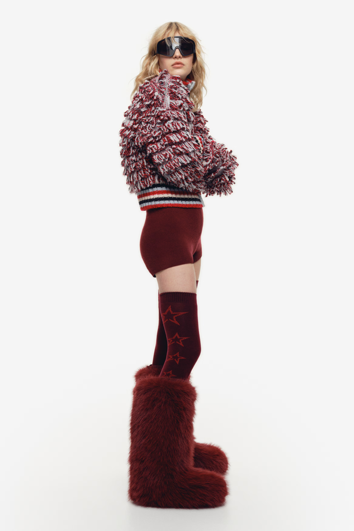 ...popřípadě třásňovými svršky, vzniká velmi chaotický a nelichotivý look.