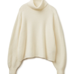 Nenápadnou, ale klíčovou součástí outfitu je i krémový svetr s rolákovým límcem. Tento oversize kousek koupíte u United Colors of Benetton za 2199 Kč