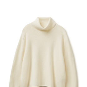 Nenápadnou, ale klíčovou součástí outfitu je i krémový svetr s rolákovým límcem. Tento oversize kousek koupíte u United Colors of Benetton za 2199 Kč