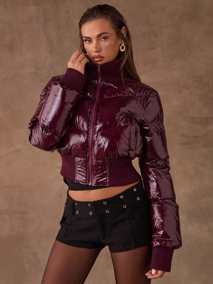 Je dobré se vyhnout i metalickým nebo lesklým puffer bundám. Ty jsou sice nadýchané, ale ve zkrácených verzích rozhodně nezahřejí a působí lacině i v jinak elegantní vínové.