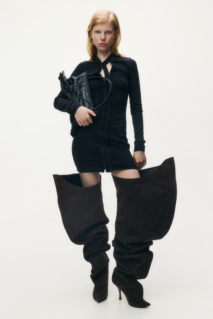 Ke krátkým šatům a sukním se sice dá s botami experimentovat a vyšší kozačky jim sluší, ale čeho je moc, toho je příliš.