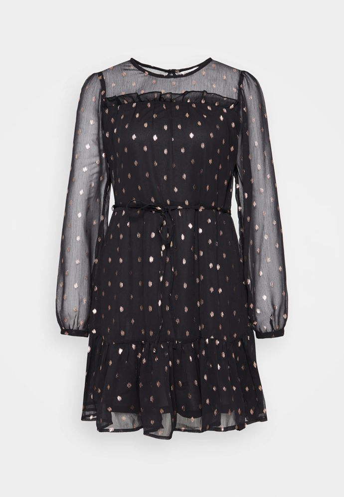 Podobného efektu docílíte i s kratšími šaty. Tyto seženete u značky ONLY za 960 Kč.