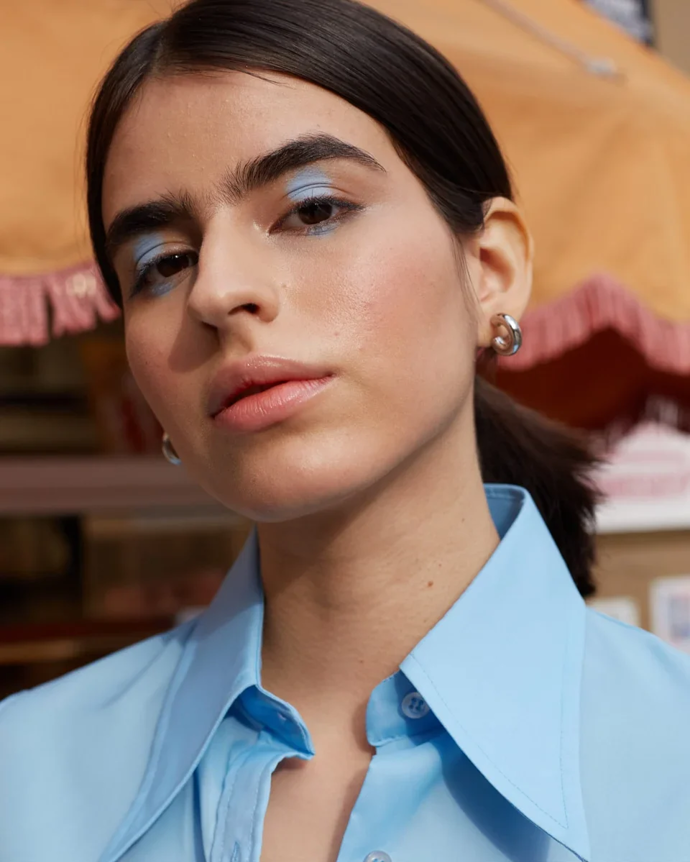 Zejména světle modré stíny ale nesluší každému a je potřeba s nimi zacházet opatrně.