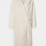 Klasický kabát v trendy odstínu je klíčovým prvkem outfitu Markéty Hrubešové. Tento kousek seženete u značky Gina Tricot za 2400 Kč.