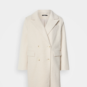 Klasický kabát v trendy odstínu je klíčovým prvkem outfitu Markéty Hrubešové. Tento kousek seženete u značky Gina Tricot za 2400 Kč.