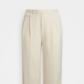 Krémové kalhoty s vlnou také zahřejí, a zároveň barevně krásně doplní odstín roláku. Tento model pořídíte u značky Lauren Ralph Lauren za 8600 Kč.