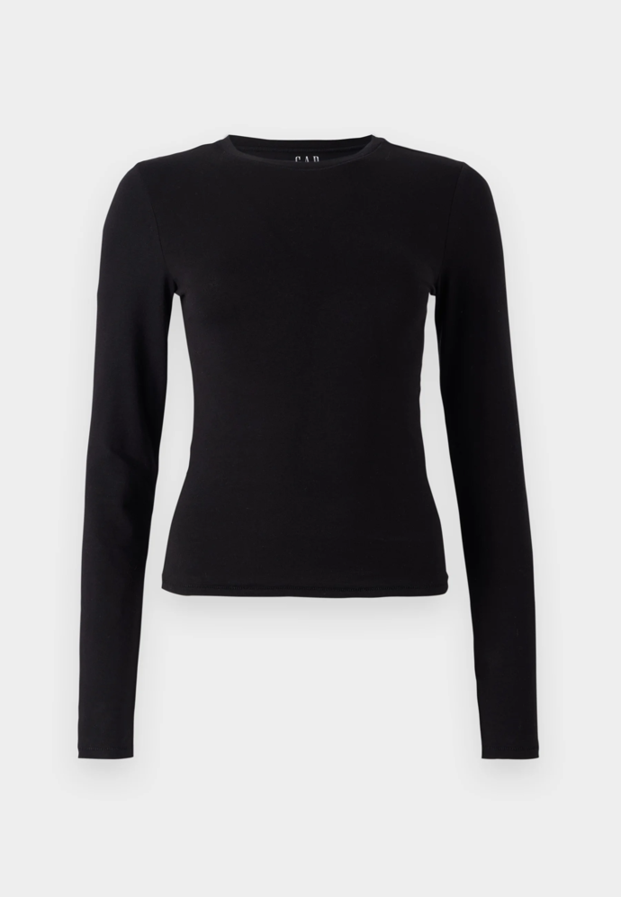 Pod výrazné sako se hodí obléct jednoduchý černý top ke krku a s dlouhým rukávem, který vytvoří perfektní základ pro nápadité a kontrastní vrstvení. Tento kousek je od značky GAP a stojí 490 Kč