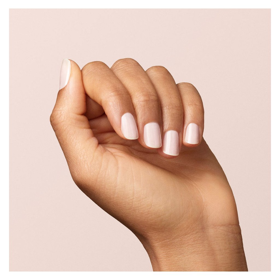 Manikúra v barvě roku 2026 vypadá přirozeně, ale udržovaně a má luxusní nádech.