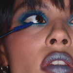 Jedním z hitů se stalo líčení v modré barvě, a to nejen pokud jde o stíny, ale i linky, řasenky a dokonce i rty.