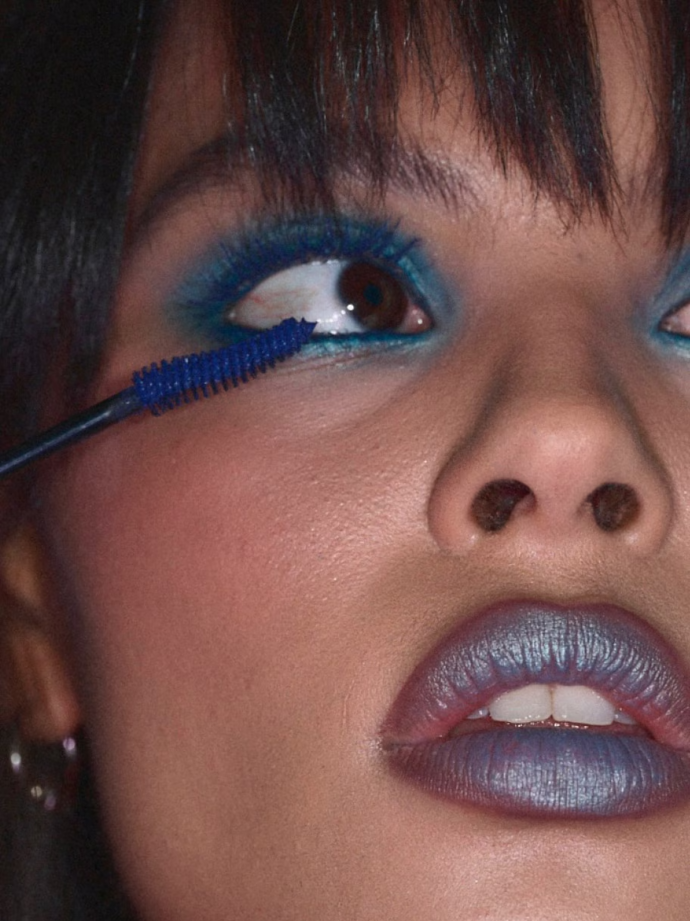 Jedním z hitů se stalo líčení v modré barvě, a to nejen pokud jde o stíny, ale i linky, řasenky a dokonce i rty.