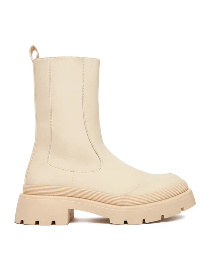 Kotníčkové boty v outfitu Lucie Benešové dokonale navázaly na kalhoty. A přesně tak by to mělo být. Tyto boty koupíte u DeeZee za 1299 Kč.