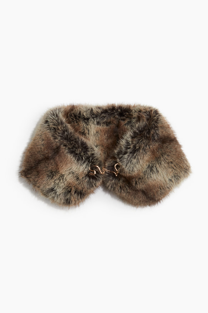 Huňatý límec, H&M, 739 Kč