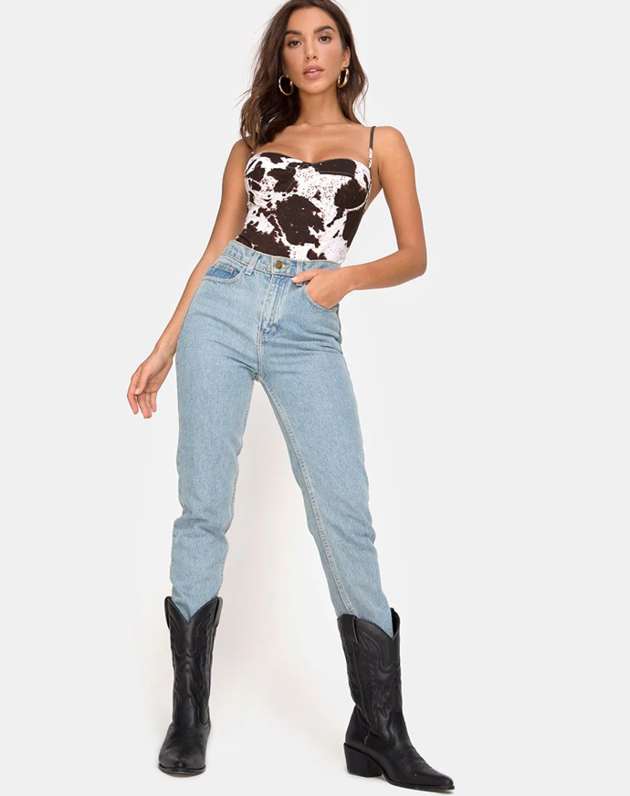 Kraví vzor může snadno vypadat jako součást outfitu pro farmářku.