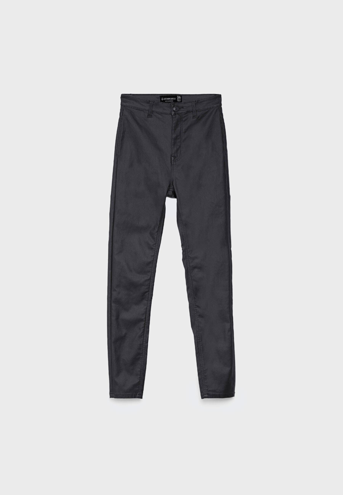 Oversize střih saka vyrovnají užší kalhoty. Tyto s vysokým pasem a povrchovou úpravou má v nabídce značka Stradivarius za 549 Kč