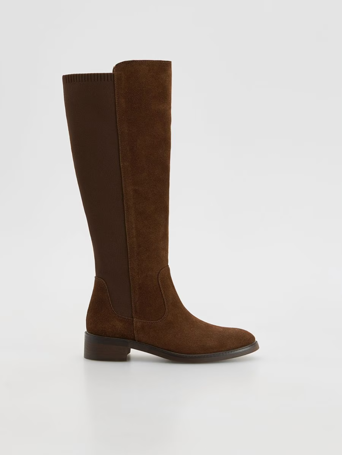 Semišové kozačky v hnědé barvě krásně doplní jemnější i křiklavější odstíny. Tyto boty pořídíte u Reserved za 1699 Kč.