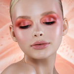 Totéž platí i pro třpyt a lesk. Letošní trend ze sociálních sítí známý jako aura make-up má sice v něčem zajímavě éterický nádech, ale ani tady není radno to přehánět.