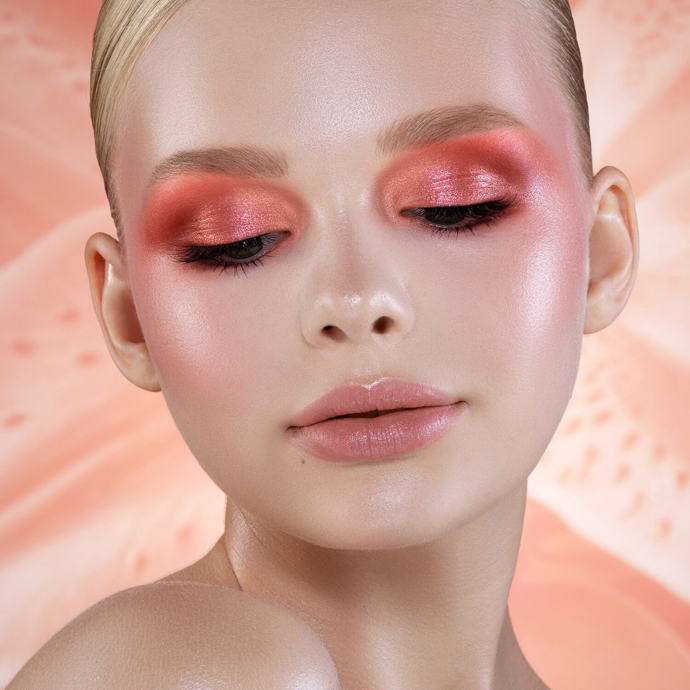 Totéž platí i pro třpyt a lesk. Letošní trend ze sociálních sítí známý jako aura make-up má sice v něčem zajímavě éterický nádech, ale ani tady není radno to přehánět.