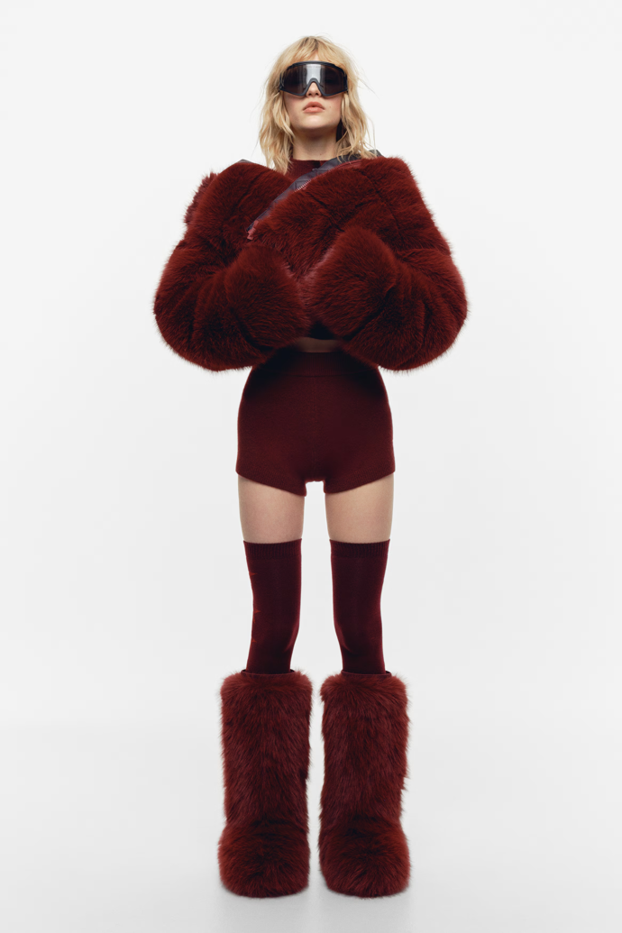 A když vyšší objemné kožešinové boty zkombinujete s krátkými šortkami a kožíšky,...